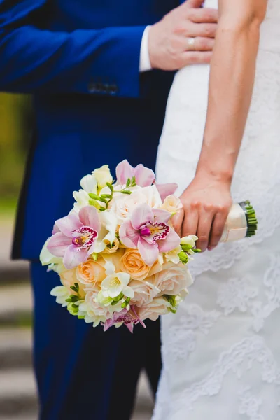 Gros plan de la mariée tenant beau bouquet de fleurs de mariage avec orchidée — Photo