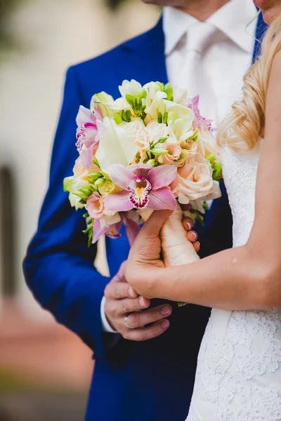 Close up of bride holding beautiful pink wedding flowers bouquet — Stock Photo, Image