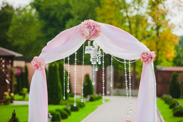 Arco para la ceremonia de boda. Composición florística — Foto de Stock