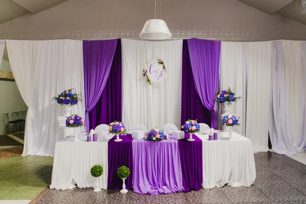 Głowę tabela dla nowożeńców w sali weselnej. Fioletowy, fioletowe naczynia — Zdjęcie stockowe