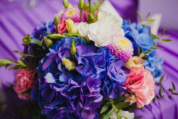 Hermosas flores en la mesa en el día de la boda. Flores violetas . —  Fotos de Stock