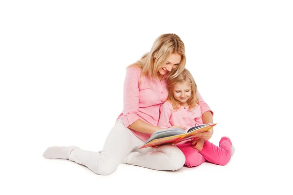 Šťastné matky a dítěte čtení knihy společně na bílém pozadí — Stock fotografie
