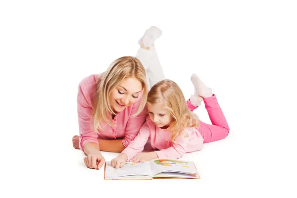 Щаслива мати і дитина читають книжку разом. Ізольовані на білому тлі — стокове фото