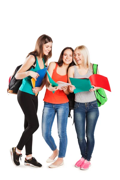 Groupe de l'université souriant étudiants sur un fond blanc — Photo