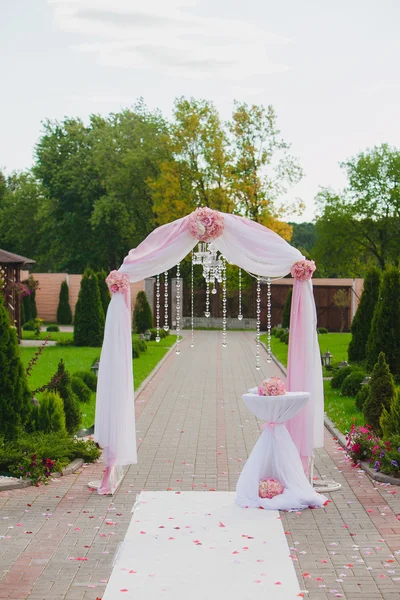 Arco de casamento com flores dispostas no parque para uma cerimônia de casamento — Fotografia de Stock