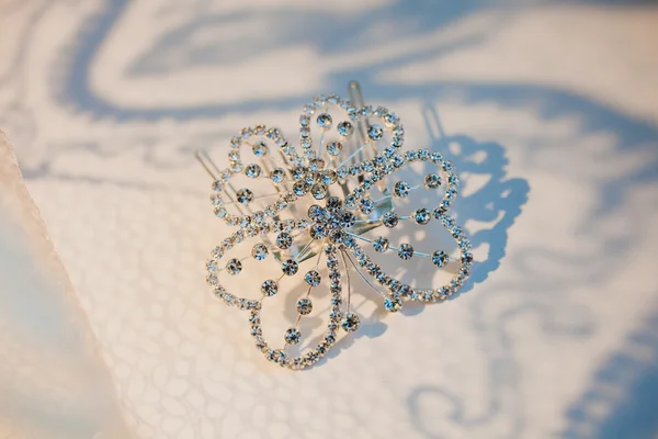 Elegant luxury bridal hair-pin on the white, styled with a hair ornament. — Stock Photo, Image