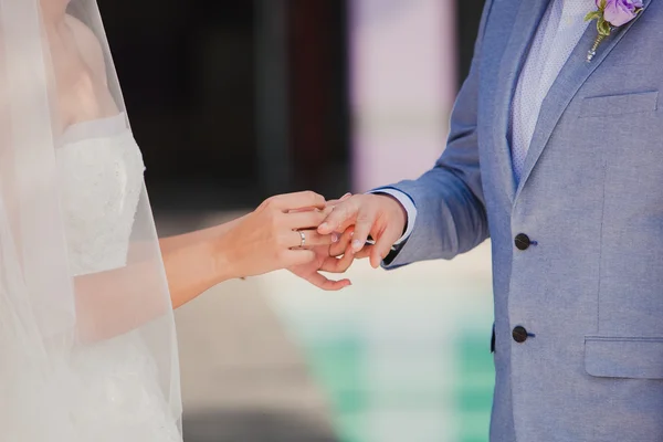 Marié portant la bague en diamant à la main de la mariée lors de la cérémonie de mariage . — Photo