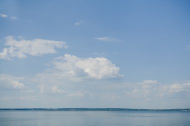 Mavi deniz ve gökyüzündeki bulutlar