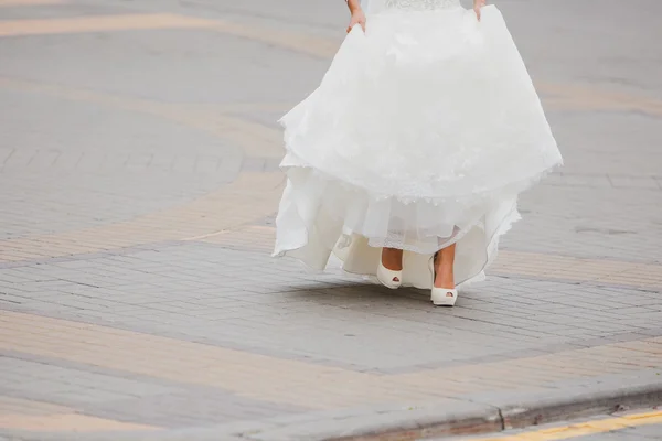Szczegóły biały pięknej narzeczonej buty ślubne — Zdjęcie stockowe