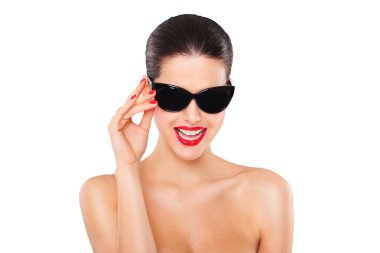 Güzel moda modeli şık büyük boy siyah gözlüklü kız. Beyaz arka plan üzerinde izole. Moda ve güzellik kavramı.