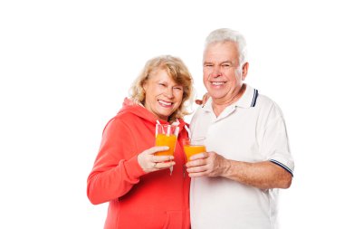 Suyu içme mutlu üst düzey çift gülümsüyor. Sağlıklı bir yaşam tarzı. Beyaz izole