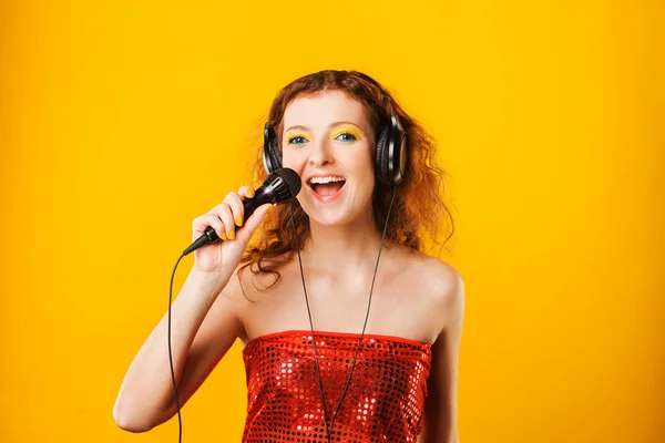 Jovem com microfone. Cantora. Karaoke. — Fotografia de Stock