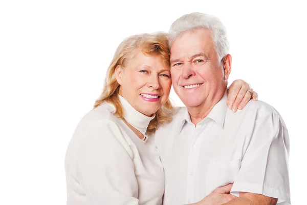 Счастливая старшая любящая пара на белом фоне — стоковое фото