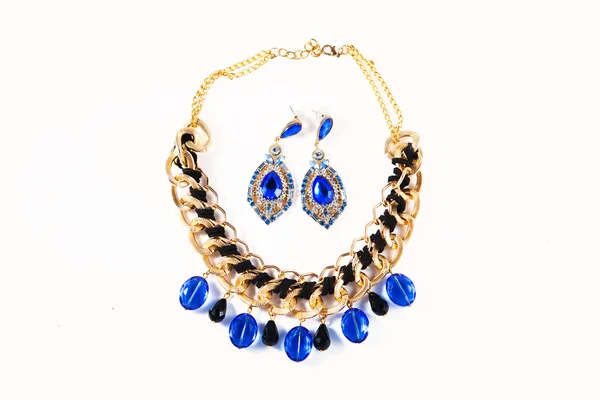 Krásné modré náušnice s náhrdelníkem izolovaných na bílém — Stock fotografie