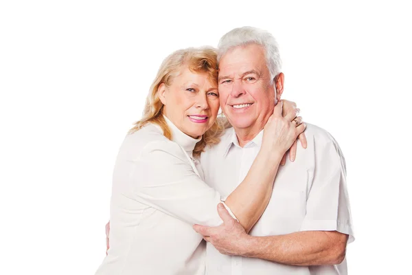 Счастливая зрелая пара обнимает улыбаясь в камеру на белом фоне — стоковое фото