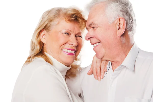 Gros plan d'un heureux couple de personnes âgées amoureux. Isolé sur fond blanc . — Photo