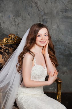 Zarif iç mükemmel makyaj ve saç stili ile güzel mutlu gülümseyen gelin