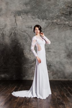 Mükemmel makyaj ve saç stili ile güzel zarif esmer gelin