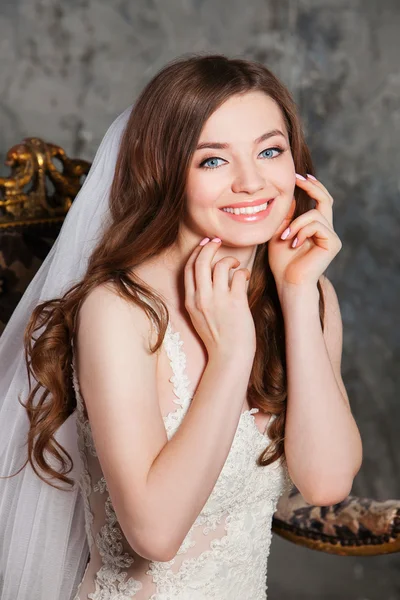 A tökéletes smink és haj stílus, elegáns belső szép boldog menyasszony — Stock Fotó
