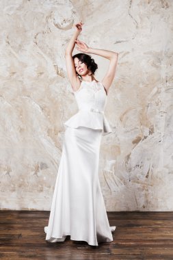 Şık gelinlik, mükemmel makyaj ve saç stili zarif iç güzel gelin