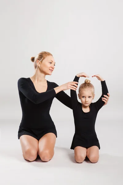 Mamma lär dotter gymnastik. — Stockfoto