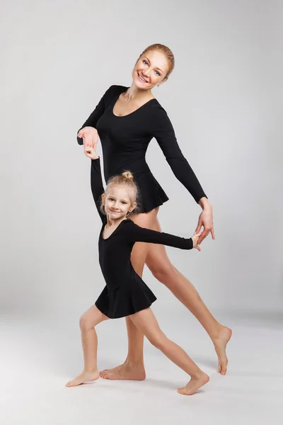 Mom and daughter are dancing. Woman teaching kid — Stock Photo, Image