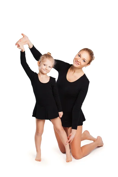 Mom teaching daughter gymnastics. — Stock Photo, Image