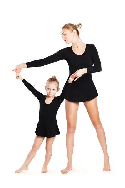 Mom teaching daughter gymnastics. — Stock Photo, Image