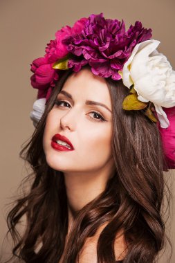 curle saç ve parlak çiçek başında seksi model