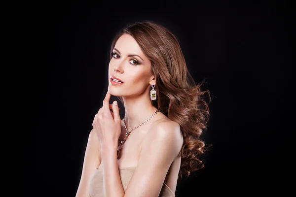 Modelo de moda hermosa con maquillaje perfecto que lleva joyas —  Fotos de Stock