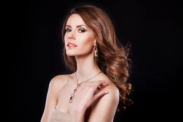 Piękna modelka z idealnym makijażu noszenia biżuterii — Zdjęcie stockowe