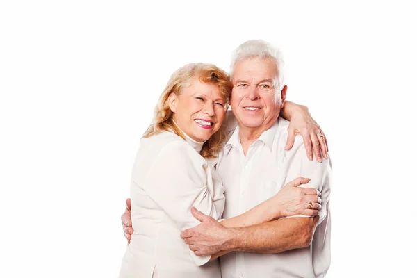 Счастливая влюбленная старшая пара. Изолированный на белом фоне . — стоковое фото