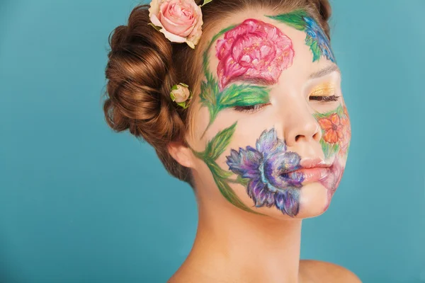 Közelről kézi rajz virágok az arcán nő modell-portré — Stock Fotó