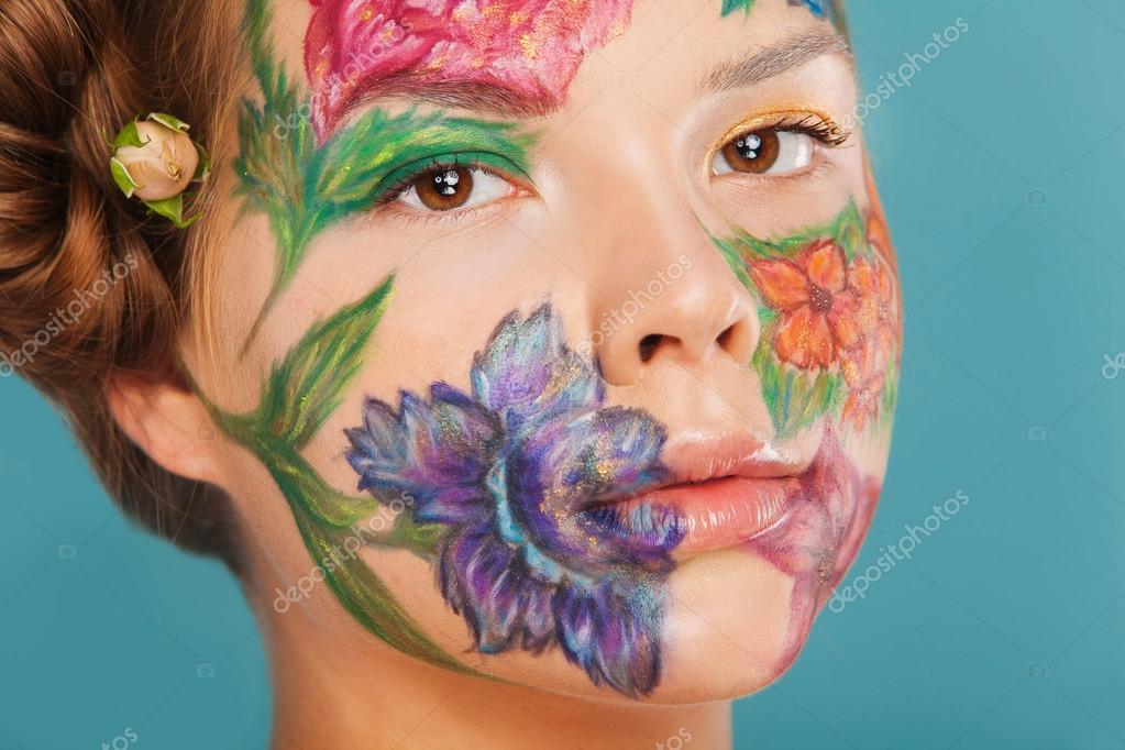 关闭了画像的女人模型与手绘图花她的脸上 图库照片 C Milazed 关闭了画像的女人模型与手绘图花她的脸上 图库照片 C Milazed