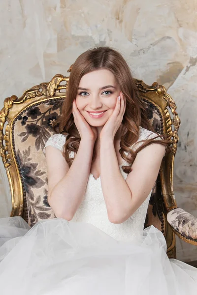 Portret van de bruid met perfecte make up glimlachend en kapsel — Stockfoto