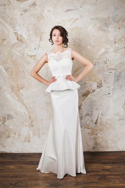Schöne Frau mit langen Haaren trägt luxuriöses Hochzeitskleid — Stockfoto