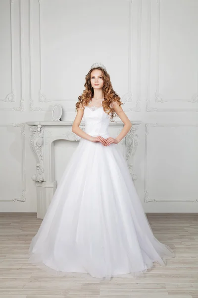 Slim beautiful woman with long hair wearing luxurious wedding dress — Stock Photo, Image