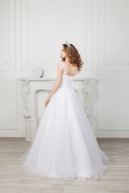 ince uzun saçlı lüks gelinlik giyen güzel bir kadın