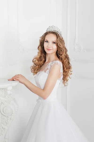 Porträt der Braut mit großen, schönen Augen auf weißem Hintergrund — Stockfoto