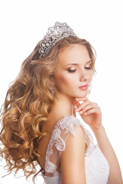 Schoonheid vrouw met bruiloft kapsel en make-up. — Stockfoto