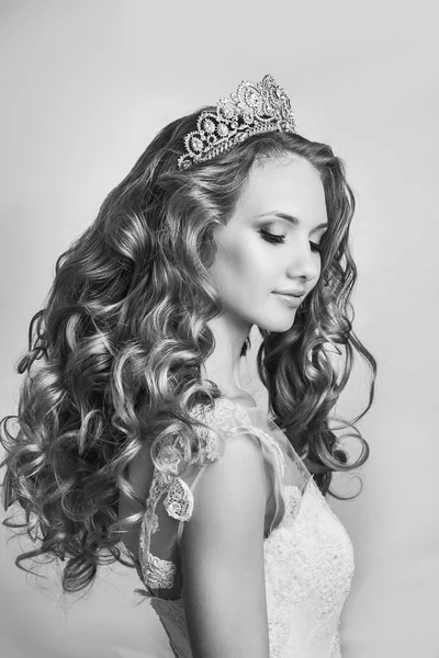 Mulher de beleza com penteado de casamento e maquiagem . — Fotografia de Stock