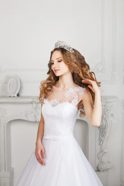 Bellezza donna con acconciatura da sposa e trucco . — Foto Stock