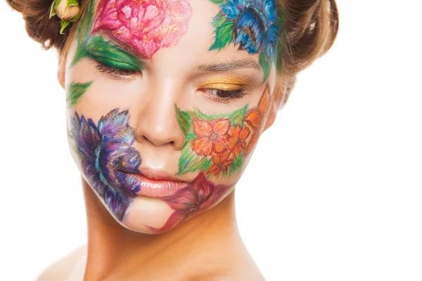 Gros plan portrait de femme modèle avec dessin à la main fleurs sur son visage — Photo