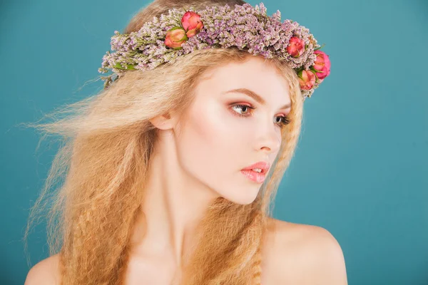 Modelo jovem com grinalda de flores brilhantes na cabeça — Fotografia de Stock