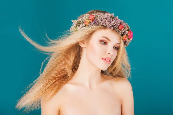 Joven modelo con corona de flores brillantes en su cabeza — Foto de Stock