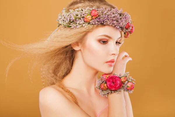 年轻的模型与鲜艳的花朵在她头上的花环 — 图库照片