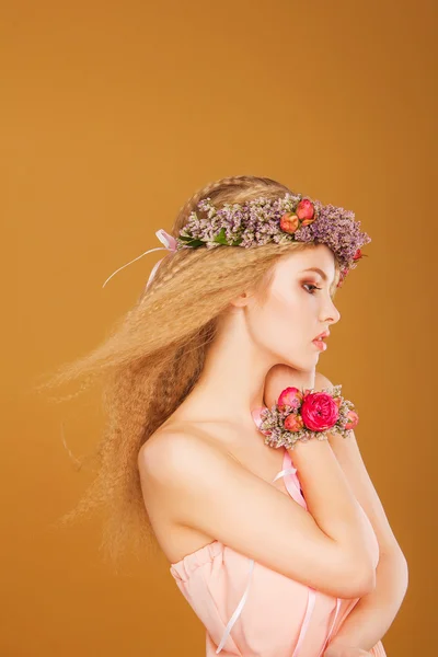Genç model başında parlak çiçek çelenk ile — Stok fotoğraf