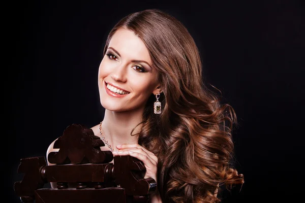 Porträtt av en vacker brunett tjej med lyxiga tillbehör. modell — Stockfoto