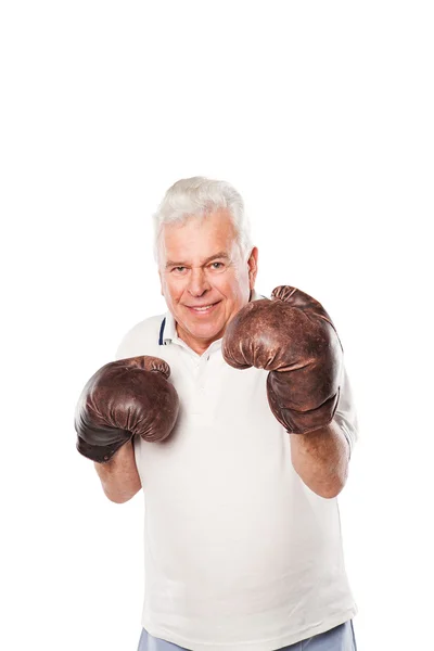 Starszy człowiek sobie Rękawice bokserskie uśmiechający się na białym tle — Zdjęcie stockowe