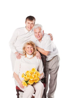 Mutlu gülümseyen aile. Beyaz arka plan üzerinde izole.